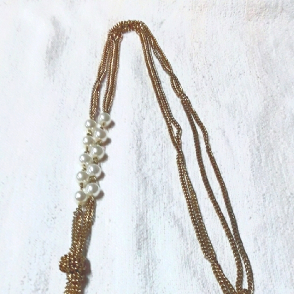 21.5" long goldtone & pearl necklace